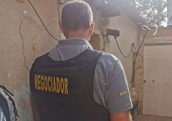 PM liberta jovem mantida como refém