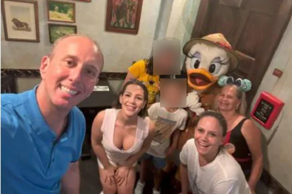 Foto de família com quatro adultos posando para selfie junto com a Margarida, esposa do Pato Donald