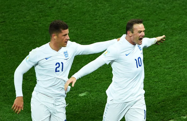Imagem de Ross Barkley e Wayne Rooney pela seleção inglesa - Metrópoles