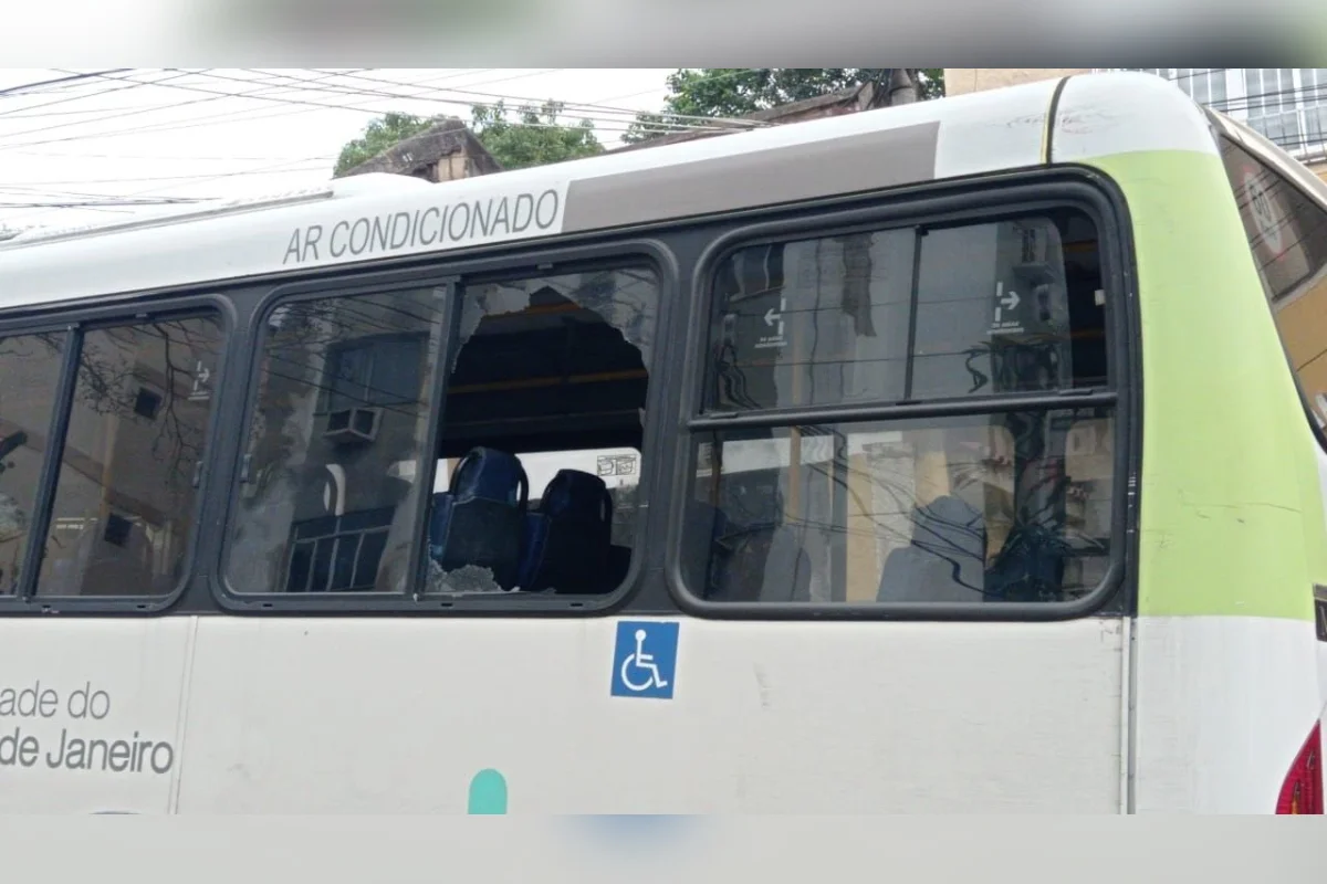 Ônibus danificado pelo tiroteio Ônibus danificado pelo tiroteio
