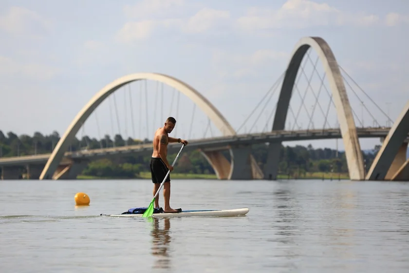 Professor e mergulhador, Alexandre Motta reclama da situação de precariedade de boa parte da Orla do Lago Sul Professor e mergulhador, Alexandre Motta reclama da situação de precariedade de boa parte da Orla do Lago Sul