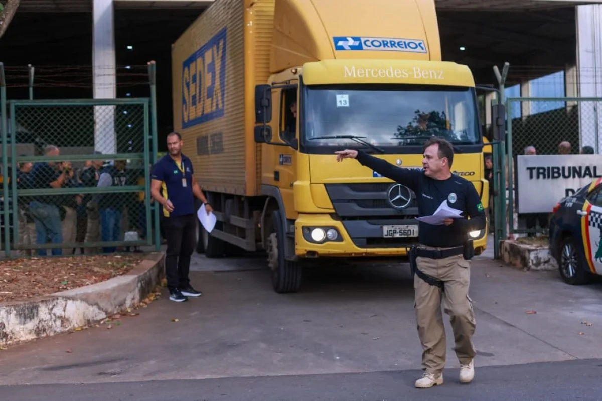 O Tribunal Regional Eleitoral do Distrito Federal (TRE-DF) realiza a distribuição das urnas eletrônicas que serão utilizadas nas Eleições 2026. Os equipamentos são encaminhados aos locais de votação do Distrito Federal para a preparação da votação. O Tribunal Regional Eleitoral do Distrito Federal (TRE-DF) realiza a distribuição das urnas eletrônicas que serão utilizadas nas Eleições 2026. Os equipamentos são encaminhados aos locais de votação do Distrito Federal para a preparação da votação.