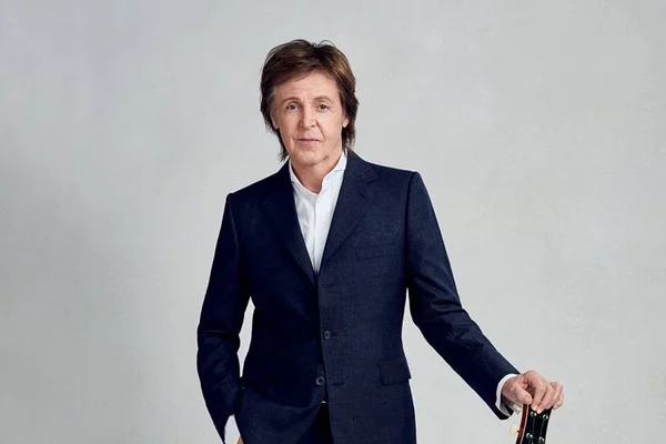 Paul McCartney está de terno preto - Metrópoles