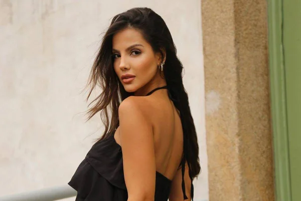 Foto colorida de Laura Andrade de costas - metrópoles