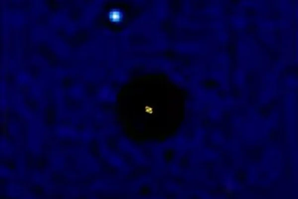Ilustração colorida de exoplaneta HD 143811 AB b que orbita duas estrelas - Metrópoles