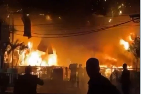 Incêndio de grandes proporções atinge bar na Barra da Tijuca, no Rio