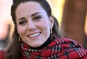 Filha de um casal de trabalhadores da aviação e sem títulos de nobreza, Kate não cumpria os requisitos para ser a esposa do futuro rei da Inglaterra. Mas as portas abertas por Lady Di, mãe de William, tornaram o caminho mais fácil