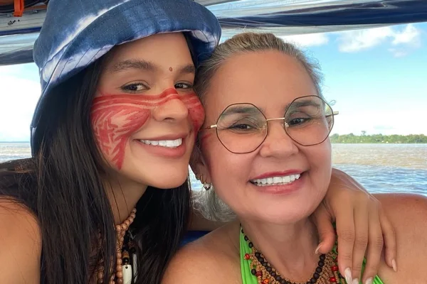 Kerline e a mãe, Corcina Leite, posam juntas e sorridentes - Metrópoles
