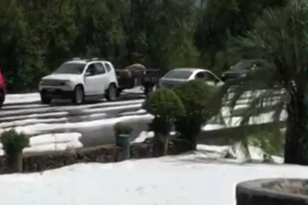 Tempestade de granizo deixa rodovia coberta de gelo em SC