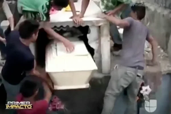 Túmulo de mulher é reaberto após noivo ouvir barulhos vindos do caixão