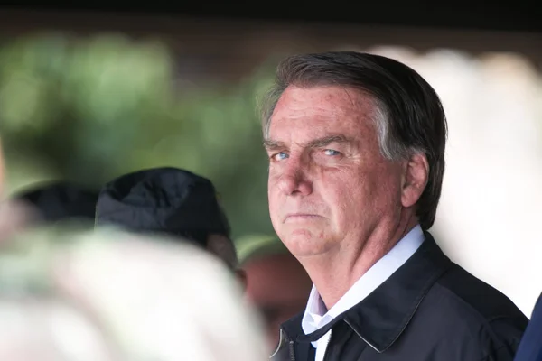 No WhatsApp, Bolsonaro compartilha manifesto de empresários contra STF