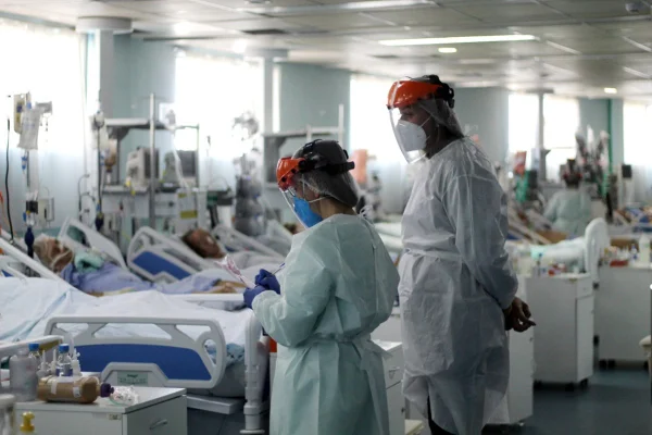 Fila de espera por leito Covid cai 61% em relação a março no Paraná