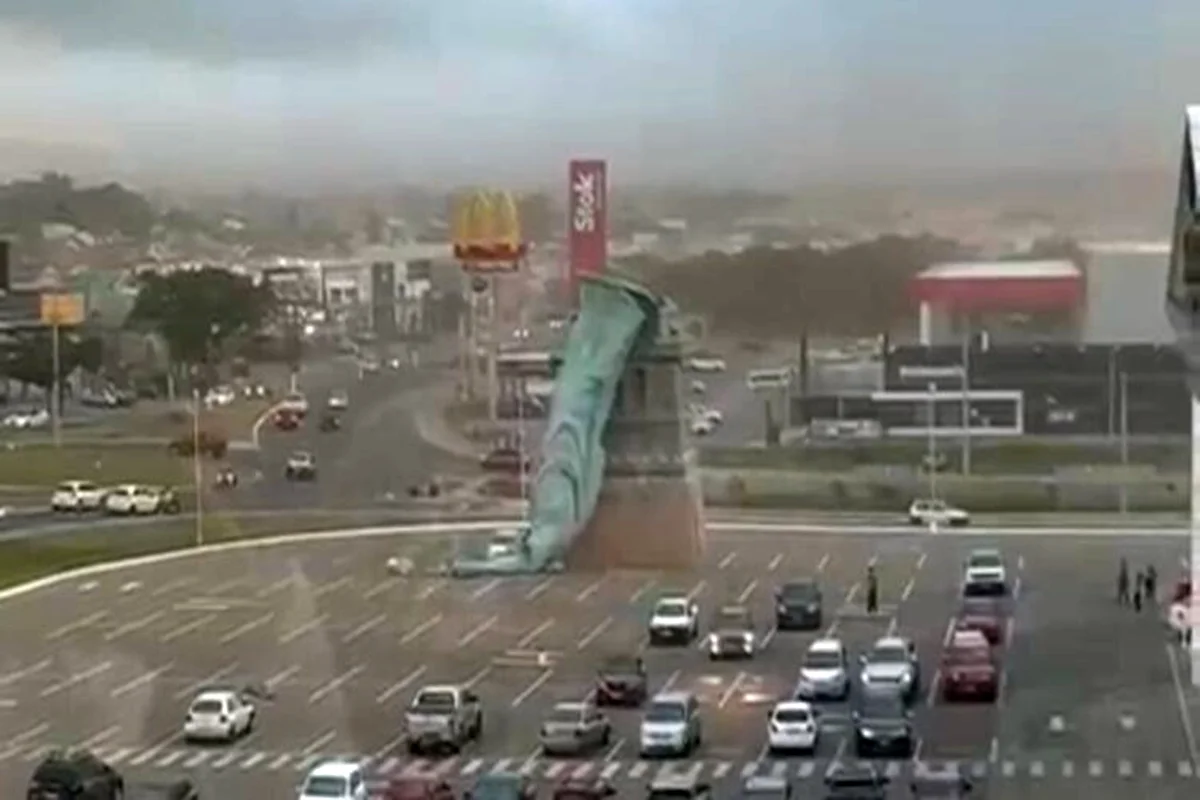 Estatua da Havan cai devido a ventos fortes no RS Estatua da Havan cai devido a ventos fortes no RS