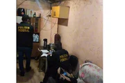 Policiais federais vasculgam cômodo de imóvel em cumpirmento a mandado de busca e apreensão Policiais federais vasculgam cômodo de imóvel em cumpirmento a mandado de busca e apreensão