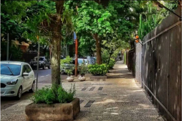imagem colorida rua onde porteiro foi eletrocutado rj