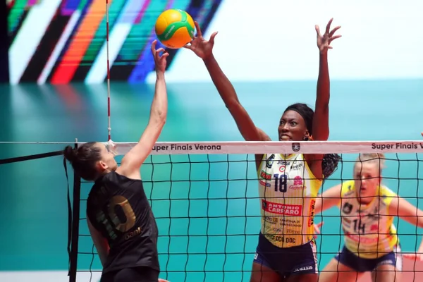 Paola Egonu tenta bloquear Gabi Guimarães na final da Champions League de vôlei em 2021 - Metrópoles