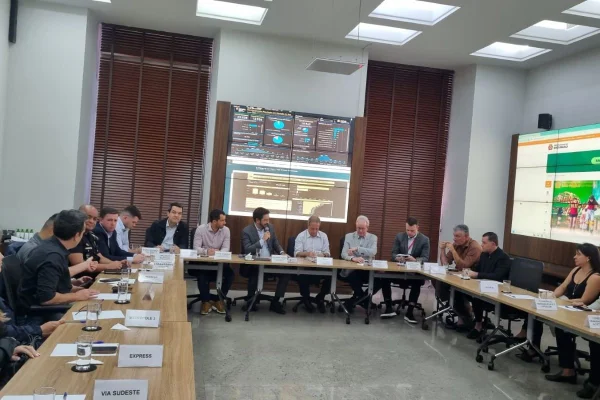 Imagens coloridas mostram prefeito de SP, Ricardo Nunes, sentado em mesa com vários secretários, representantes de sindicatos, para discutir greve de ônibus em SP
