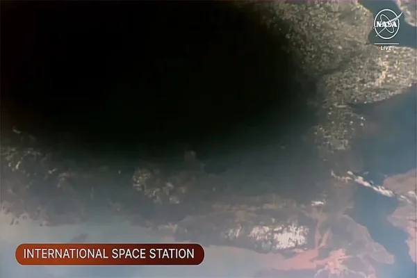 Imagem colorida do eclipse visto pela ISS - Metrópoles