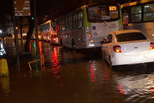 Temporal provoca destruição e deixa um morto no Rio de Janeiro