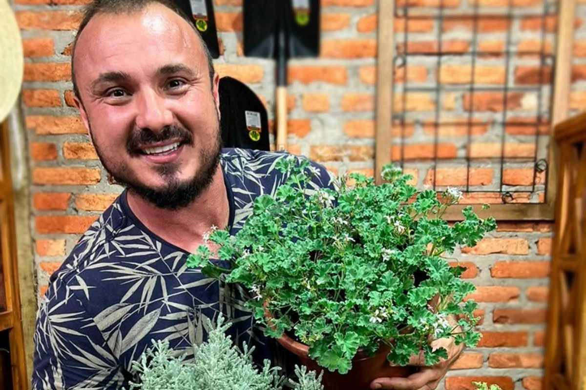 Murilo Soares posa sorridente paraa as redes sociais Murilo Soares posa sorridente paraa as redes sociais