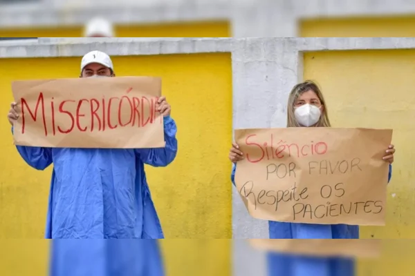 Funcionários reagem a buzinaço contra lockdown em frente a hospital