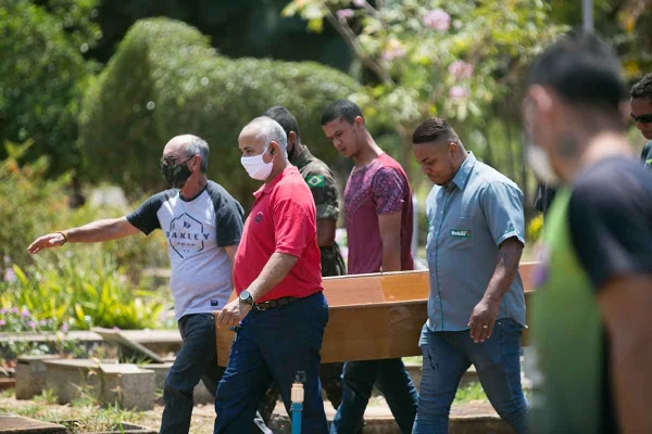 Enterro de Amauri Rodrigues, jovem morto em cachoeira do DF