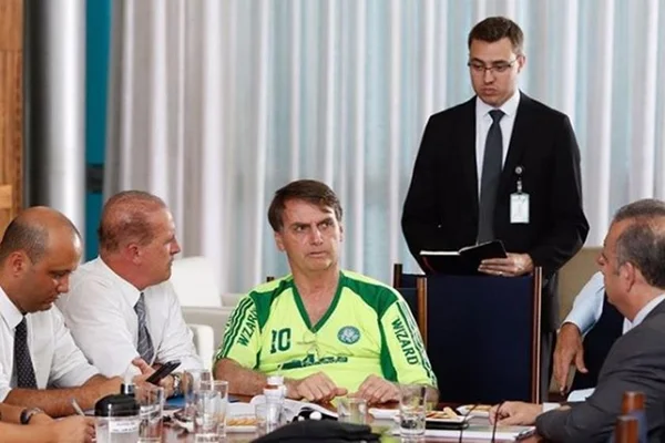 Bolsonaro publica foto com camisa falsificada do Palmeiras