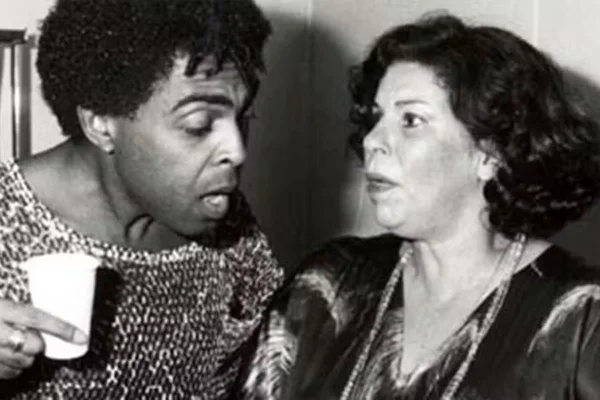 Foto preta e branca de Gil e Nana Caymmi