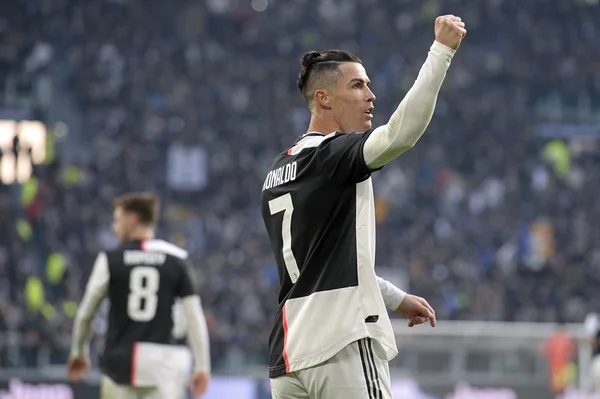 Com 3 de Ronaldo, Juventus goleia; Ibra estreia no Milan
