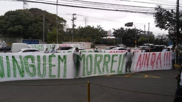 Palmeirenses protestam antes de dérbi: “Clássico vale vida”