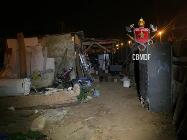 Imagem colorida de barraco onde uma pessoa foi morta no Recanto das Emas- Metrópoles
