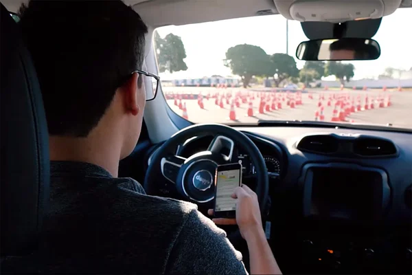 Desafio mostra como responder mensagens ao volante pode ser perigoso