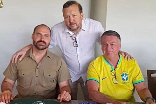 Pen drive apreendido com ex-presidente tinha documentos de empresa de aliado - Metrópoles