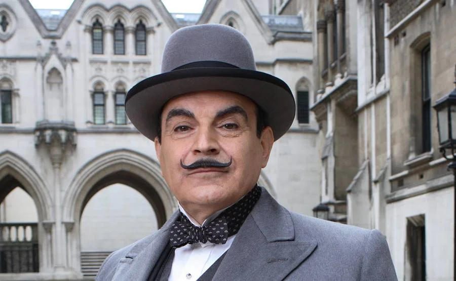 <b>"Agatha Christie's Poirot" (1989-2013)</b>. Criada pelo roteirista inglês Clive Exton, a série inglesa adapta todas as histórias de Christie protagonizadas por Hercule Poirot, entre romances e contos. David Suchet encarna o detetive nos 70 episódios do seriado, produzido durante 13 temporadas <b>"Agatha Christie's Poirot" (1989-2013)</b>. Criada pelo roteirista inglês Clive Exton, a série inglesa adapta todas as histórias de Christie protagonizadas por Hercule Poirot, entre romances e contos. David Suchet encarna o detetive nos 70 episódios do seriado, produzido durante 13 temporadas
