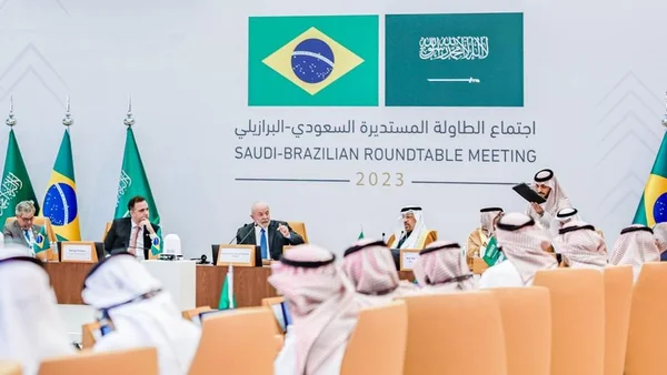 Imagem colorida mostra o presidente Lula em uma mesa redonda sobre Brasil e Arábia Saudita - Metrópoles