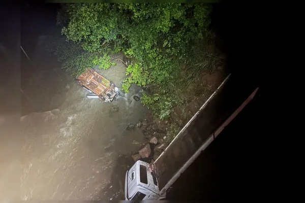 Mulher morre após guincho ser atingido por carro e cair de ponte