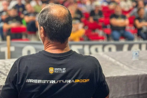 Fotografia colorida de assembleia de policiais civis do DF - Metrópoles