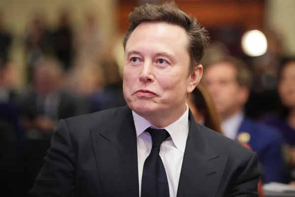 Foto colorida de Elon Musk - Metrópoles