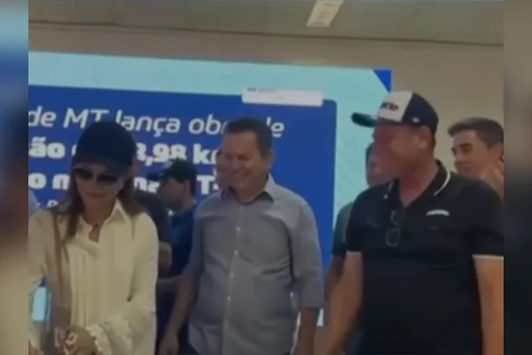 Microfone entrega deputado comemorando obra de R$ 200 milhões