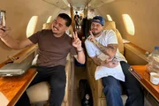Zé Felipe e João Victor fazem selfie no jatinho