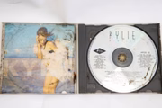 O CD do álbum Rhythm of Love, de Kylie Minogue, foi um dos itens escolhidos por Diana
