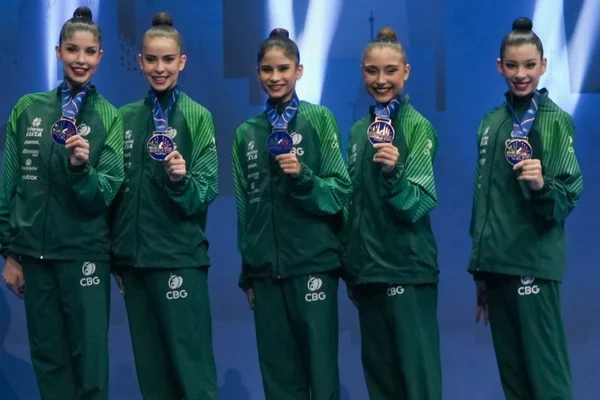 Foto colorida da equipe de ginástica rítmica na Copa do Mundo da modalidade - Metrópoles