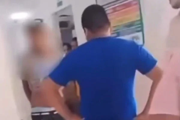 Foto colorida de homem em UPA com cenoura presa no reto - Metrópoles