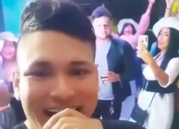 Mulher cai de janela durante show