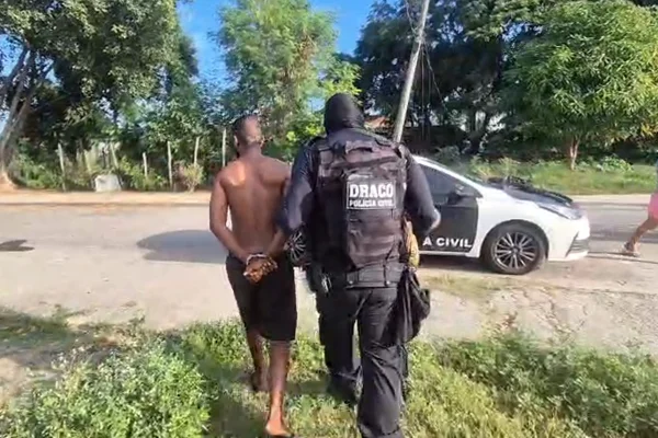 Polícia Civil prende milicianos com fuzil e granada no Rio