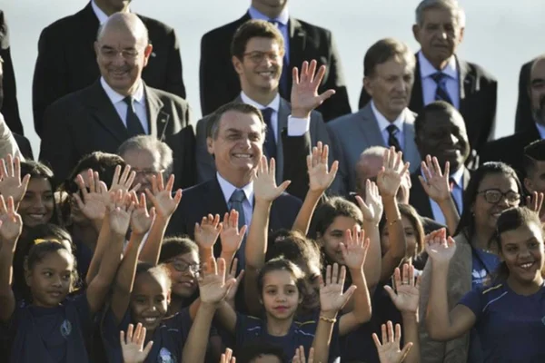 Bolsonaro com crianças no Palácio da Alvorada