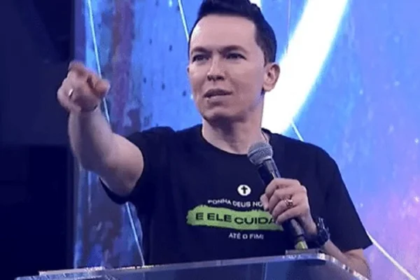 Pastor Lucinho Barreto faz uma de suas pregações em congresso - Metrópoles