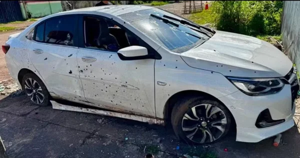 Carro perfurado de balas