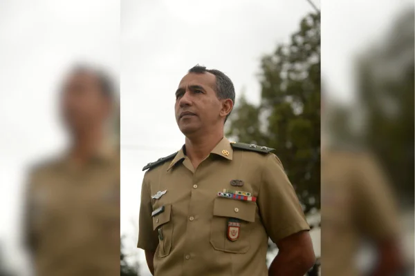 imagem colorida mostra capitão davi lima sousa com roupa do exército - metrópoles