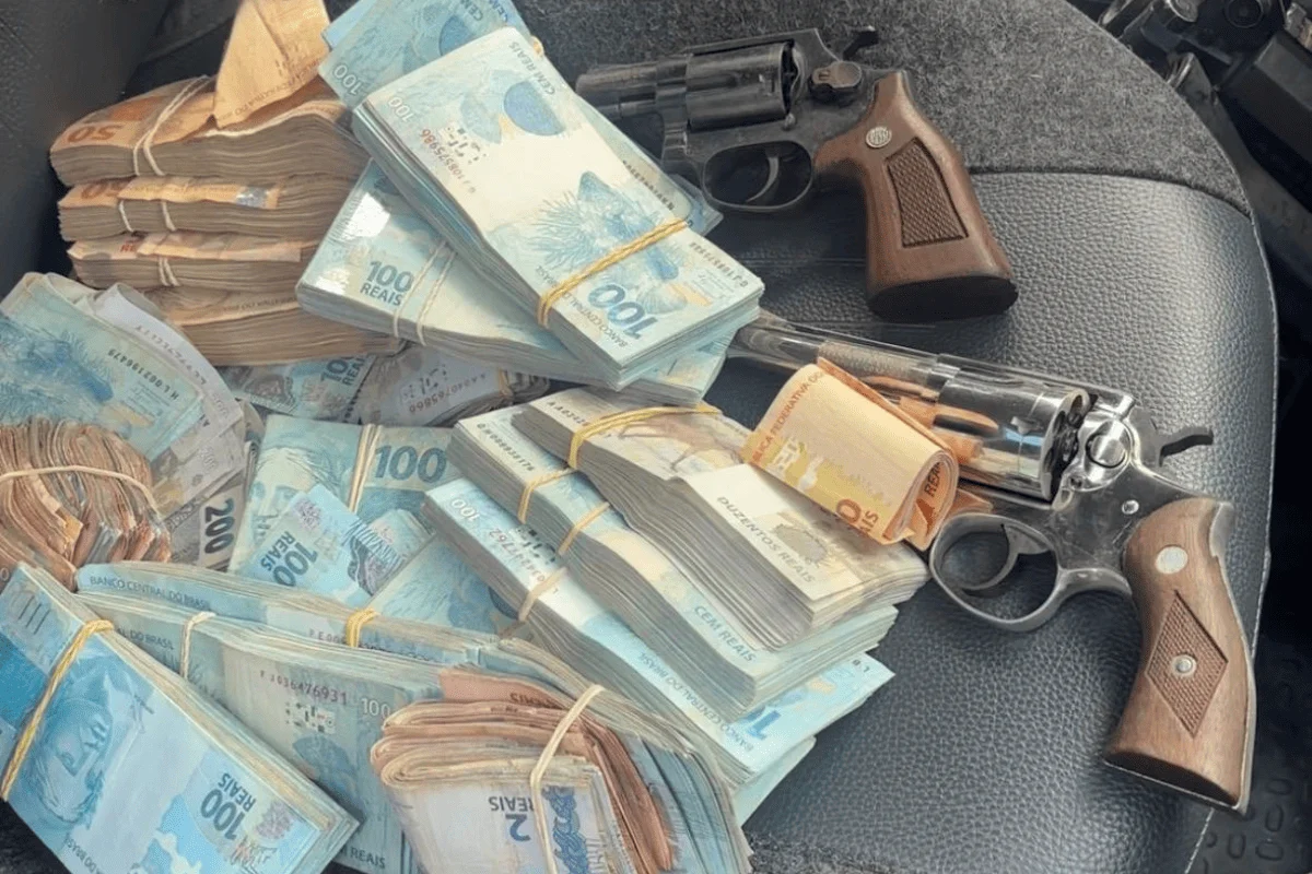 Polícia Militar recuperou R$ 186 mil e apreendeu armas usadas no latrocínio. Polícia Militar recuperou R$ 186 mil e apreendeu armas usadas no latrocínio.